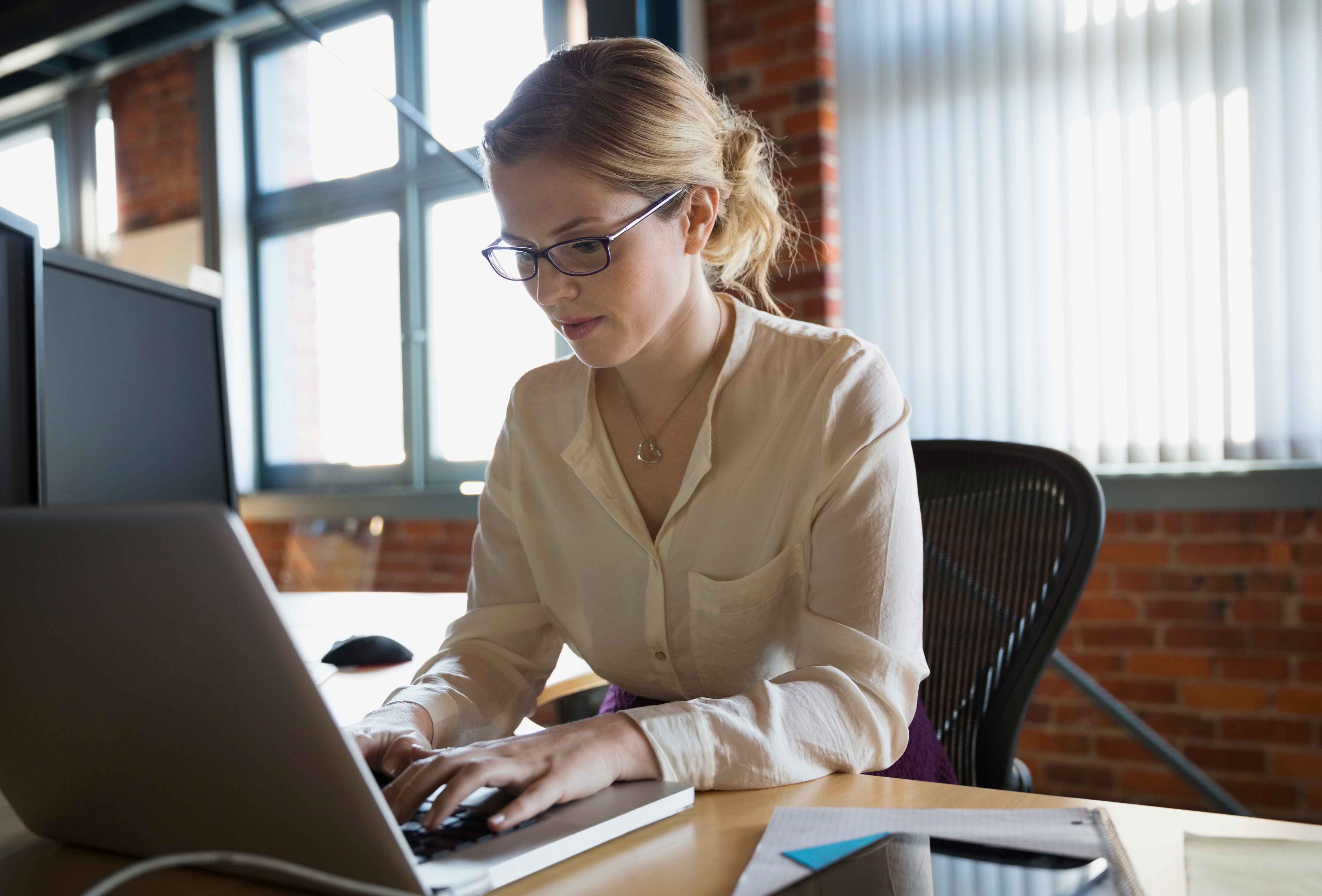 Personne travaillant sur un ordinateur
