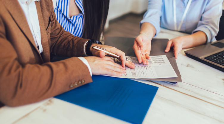 couple signing contract with their advisor